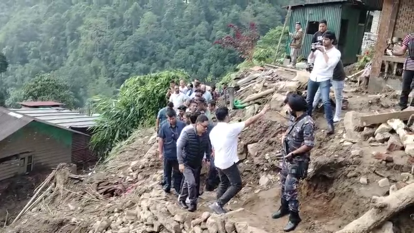 केन्द्रीयमन्त्री किरण रिजुजुद्वारा पहिरो प्रभावित क्षेत्रको भ्रमण